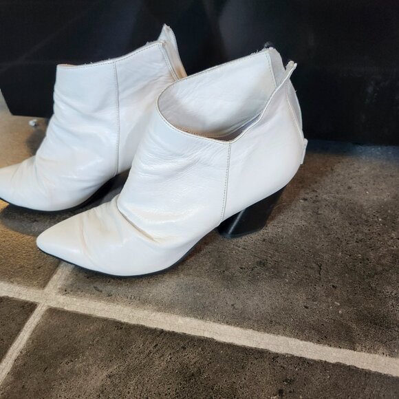 Stunning Bueno White Boots - Picture 2 of 3